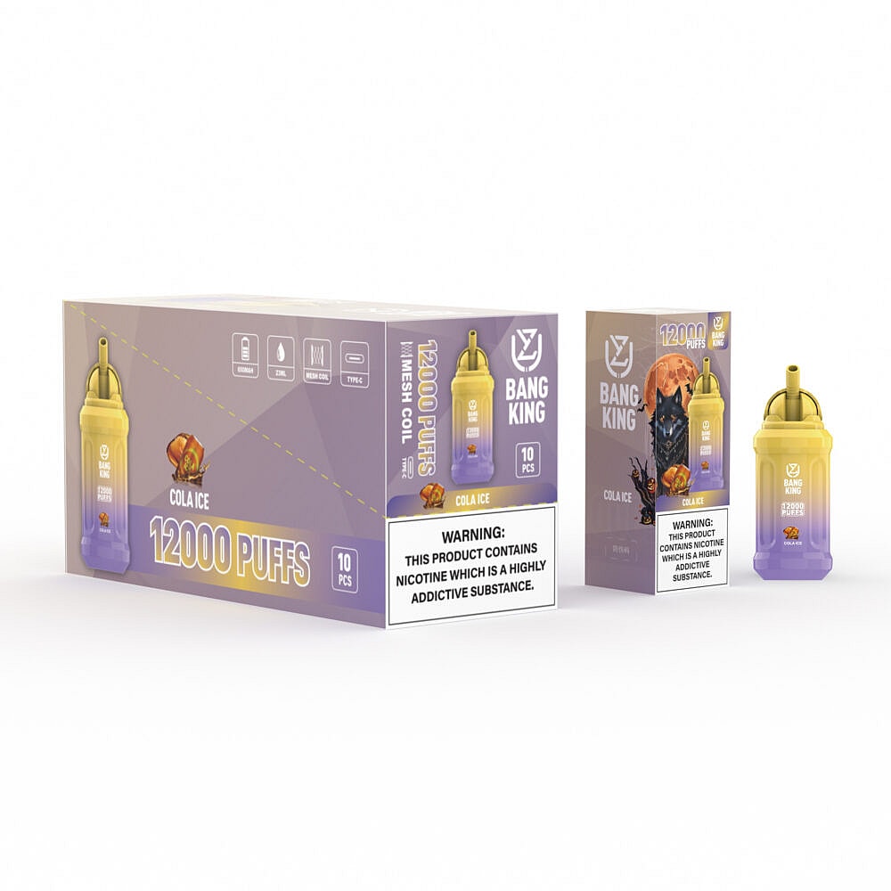 Schachtel und Verpackung der Einweg-E-Zigarette „Bang King“ mit Cola-Ice-Geschmack, mit einem gelb-violetten Gerät mit der Aufschrift „12000 Puffs“ und Gesundheitswarnungen zur Nikotinsucht.