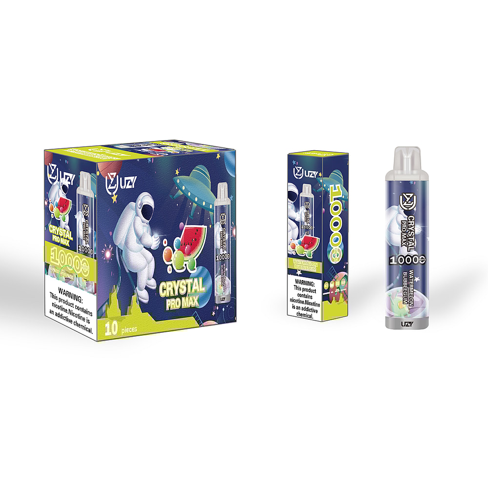 Una scatola e due confezioni di dispositivi per svapare UZY Crystal Pro Max, raffiguranti un'illustrazione al gusto di anguria, un astronauta e l'indicazione di 10.000 boccate sulla confezione.