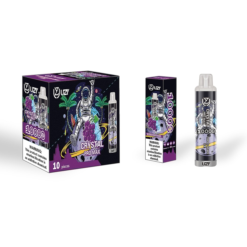 Un dispositivo per svapare e una confezione con un design a tema spaziale, raffigurante un astronauta che tiene in mano un grappolo d'uva viola, etichetta "Crystal Pro Max" con "10000" tiri, aroma "Uva" e un'avvertenza sulla nicotina.