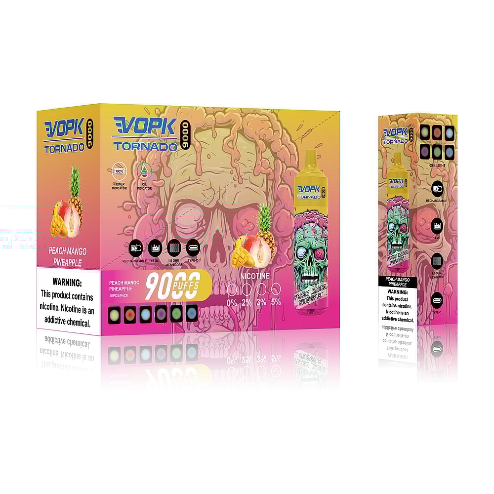 Confezione di un prodotto per svapare etichettato "VOPK Tornado 9000" con un sapore di pesca, mango e ananas. Il design include un teschio con immagini di frutta, opzioni di livello di nicotina da 0% a 5% e un avviso sulla nicotina che crea dipendenza.