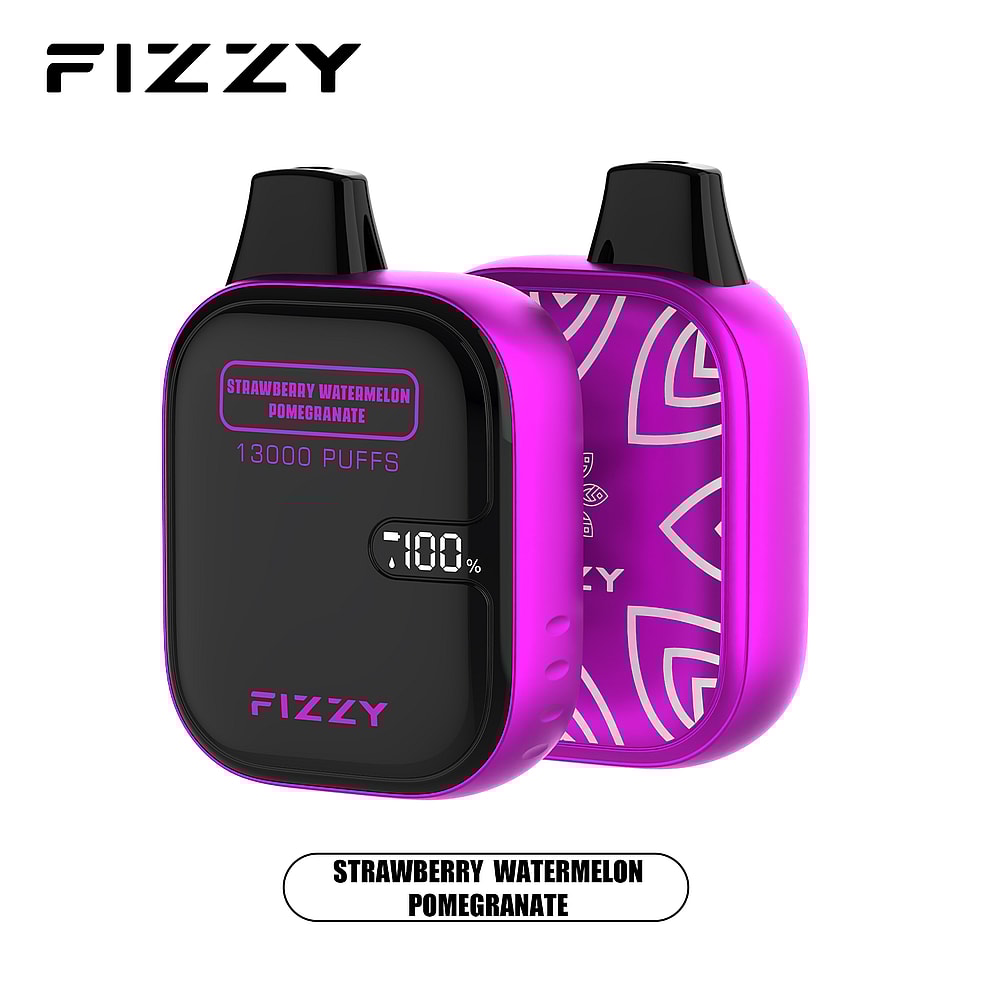 Un dispositivo per svapare usa e getta viola e nero etichettato "Fizzy" con un display digitale che mostra la percentuale della batteria e il testo del sapore che indica "Fragola, anguria e melograno", in grado di effettuare 13.000 boccate.