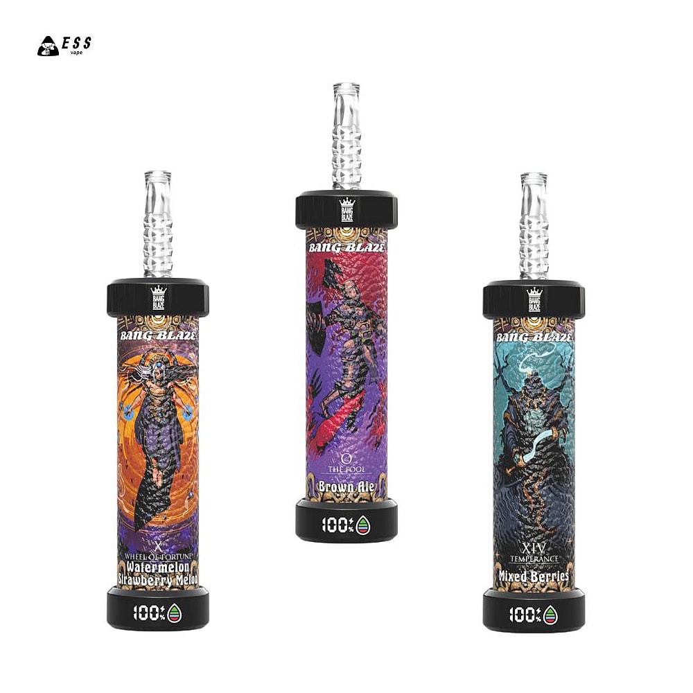 Tres dispositivos de vapeo de Bang Blaze, con diseños coloridos: el dispositivo de la izquierda tiene un motivo de "Rueda de la fortuna" con sabor a sandía y melón fresa, el dispositivo del centro etiquetado como "Brown Ale" en morado y el dispositivo de la derecha decorado con un tema de "Templanza" que muestra bayas mixtas, todos con boquillas transparentes.