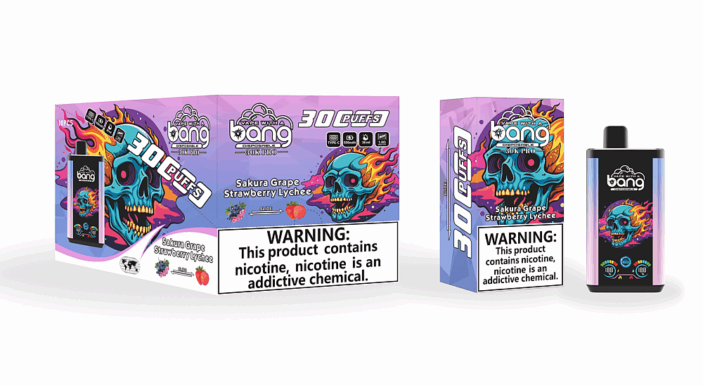 A embalagem descartável do vape Bang 30K Pro apresenta uma caveira azul flamejante, informações sobre o produto e um rótulo de advertência com os dizeres: "Este produto contém nicotina, uma substância química que causa dependência". O sabor listado é Sakura Grape Strawberry Lychee.