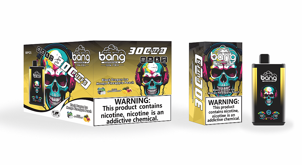 Confezione per una sigaretta elettronica monouso Bang, raffigurante un teschio colorato con le cuffie. La scatola pubblicizza "30 puff" con gusti Black Dragon Ice, Mango, Pineapple, Peach e include un testo di avviso sulla nicotina.