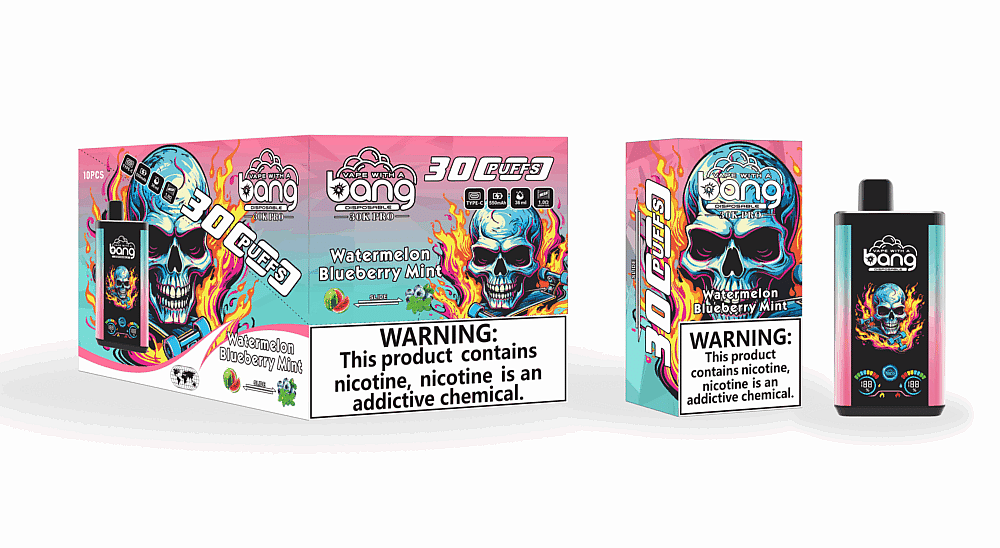 Embalagem de um dispositivo de vaporização descartável com um desenho de caveira flamejante com o texto "30 Puffs" e o rótulo de sabor "Melancia, Mirtilo e Hortelã", além de um aviso sobre nicotina.