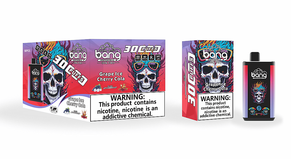 Confezione per una sigaretta elettronica usa e getta del marchio "Bang" raffigurante un teschio colorato con capelli fiammeggianti e occhiali da sole, con l'etichetta "Grape Ice Cherry Cola" e avvertenze sulla nicotina.