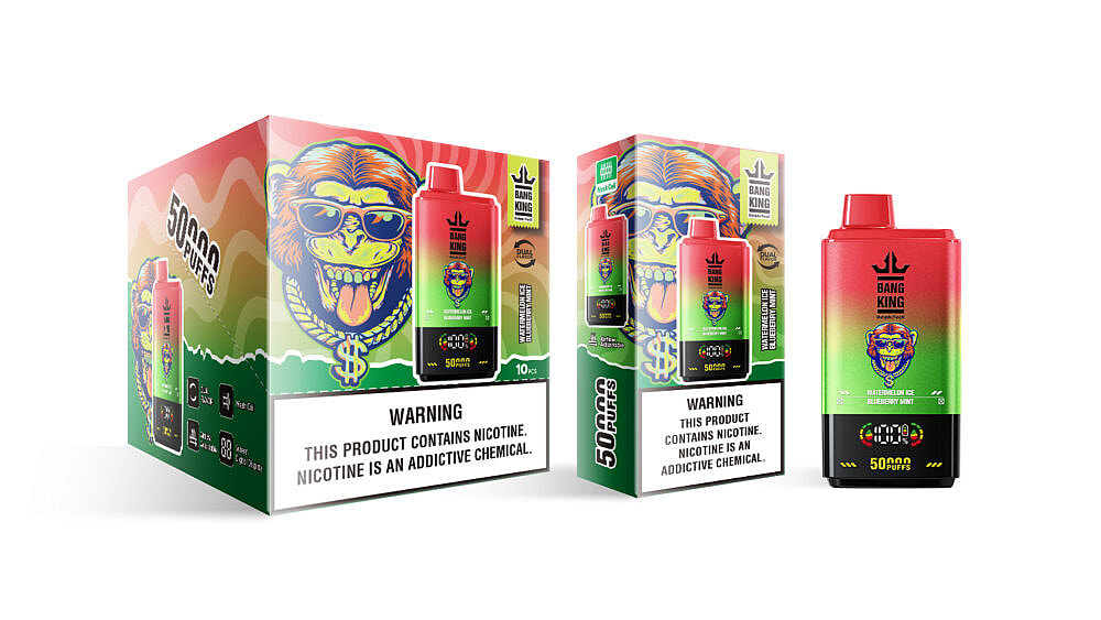Uma embalagem colorida de vape com a marca Bang King, exibindo um design brilhante com uma cabeça de macaco de desenho animado usando óculos escuros e correntes douradas, exibindo com destaque "50000 PUFFS" e detalhes de sabor como "Watermelon Ice Blueberry Mint".