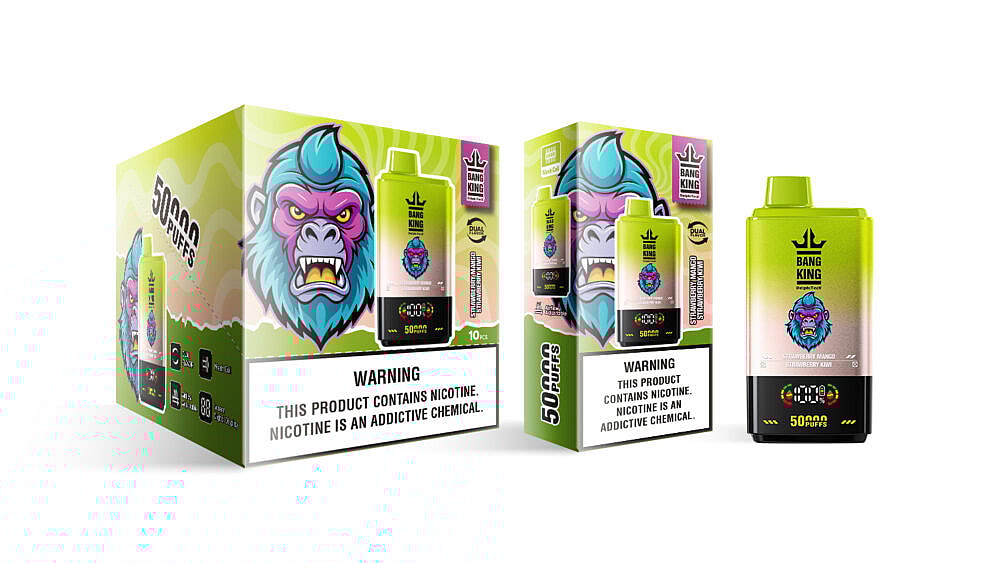 Uma caixa de produto e um dispositivo de vaporização da Bang King com um vibrante desenho de um gorila, destacando os sabores de morango, manga e morango, com um rótulo de advertência sobre o vício da nicotina e uma indicação de 50.000 tragadas.
