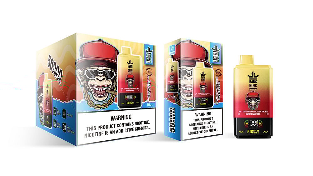 Uma exposição colorida de produtos com duas caixas de produtos Bang King Vape rotuladas como '50.000 PUFFS', com um macaco de desenho animado usando óculos escuros e chapéu vermelho, destacando sabores como 'Morango, Melancia e Dragão Preto Gelado' e incluindo avisos de nicotina.