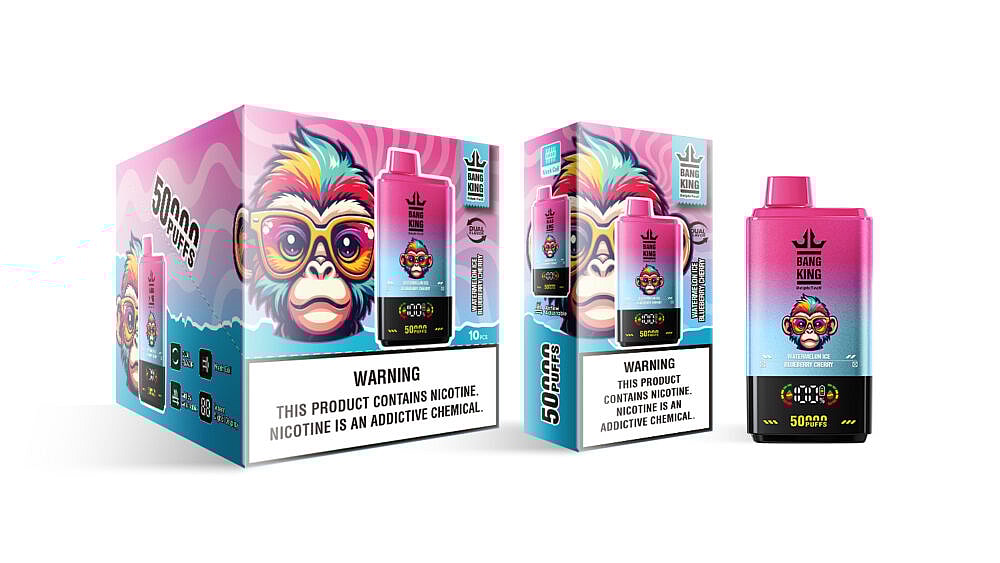 Uma caixa e recipiente coloridos do produto Bang King Vape, com um design vibrante com uma cara de macaco de desenho animado e texto em negrito dizendo "5000 PUFFS" e detalhes de sabor como "Watermelon Ice Blueberry Cherry", além de rótulos de advertência de nicotina bem visíveis.