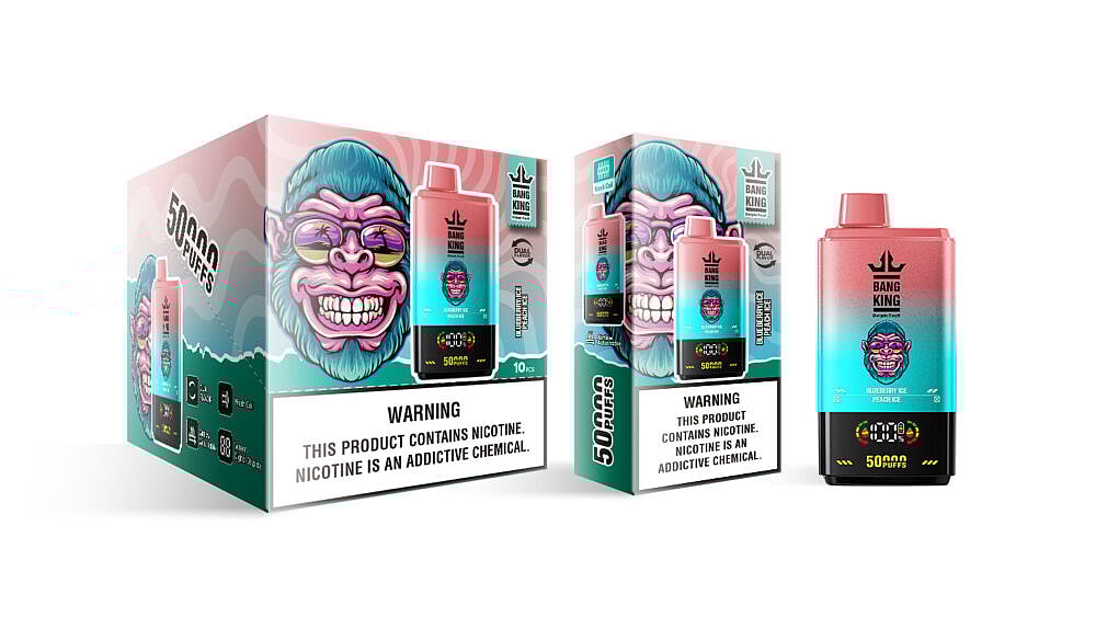 Um design de embalagem colorido para um produto de vaporização chamado "Bang King", apresentando uma ilustração da cabeça de um personagem de desenho animado, com texto em destaque dizendo "5000 PUFFS" e avisos sobre o vício em nicotina, junto com especificações do produto e descrições de sabor como "Blueberry Ice Peach Ice".