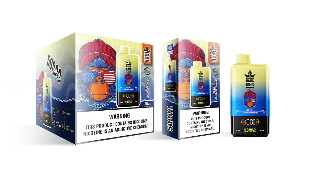 Uma exibição colorida de dois designs de embalagens de vaporizadores com um gorila de desenho animado usando óculos escuros vermelhos e um gorro vermelho, rotulado como "Bang King" e destacando o sabor "Red Bull Morango Banana" com avisos proeminentes sobre o vício em nicotina, juntamente com características do produto como "50.000 tragadas" e vários símbolos indicando especificações tecnológicas.