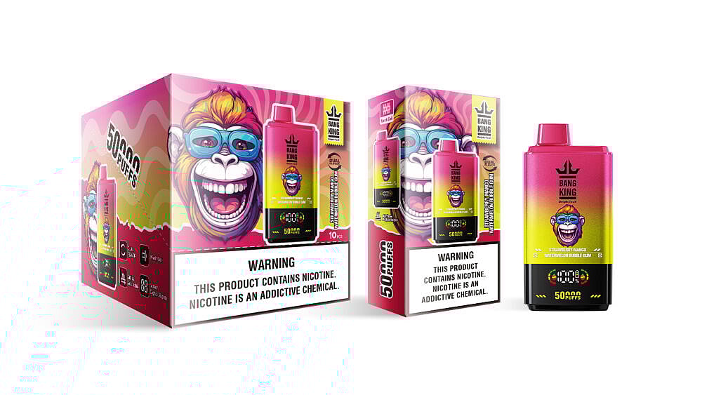 Embalagem colorida para um produto de vaporizador com um macaco de desenho animado com óculos grandes e cores brilhantes, exibindo o nome do produto 'Bang King' junto com informações sobre o sabor e um aviso sobre a nicotina, acompanhado de um dispositivo de vaporizador mostrando um contador digital de tragadas.