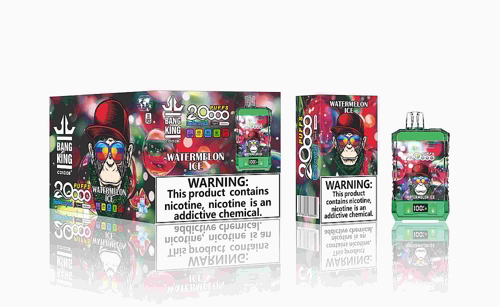 Embalaje de un producto de vapeo llamado "Bang King" con sabor "Watermelon Ice", con gráficos coloridos, un mono con gafas de sol y un sombrero, y una etiqueta de advertencia que indica que el producto contiene nicotina, una sustancia química adictiva.
