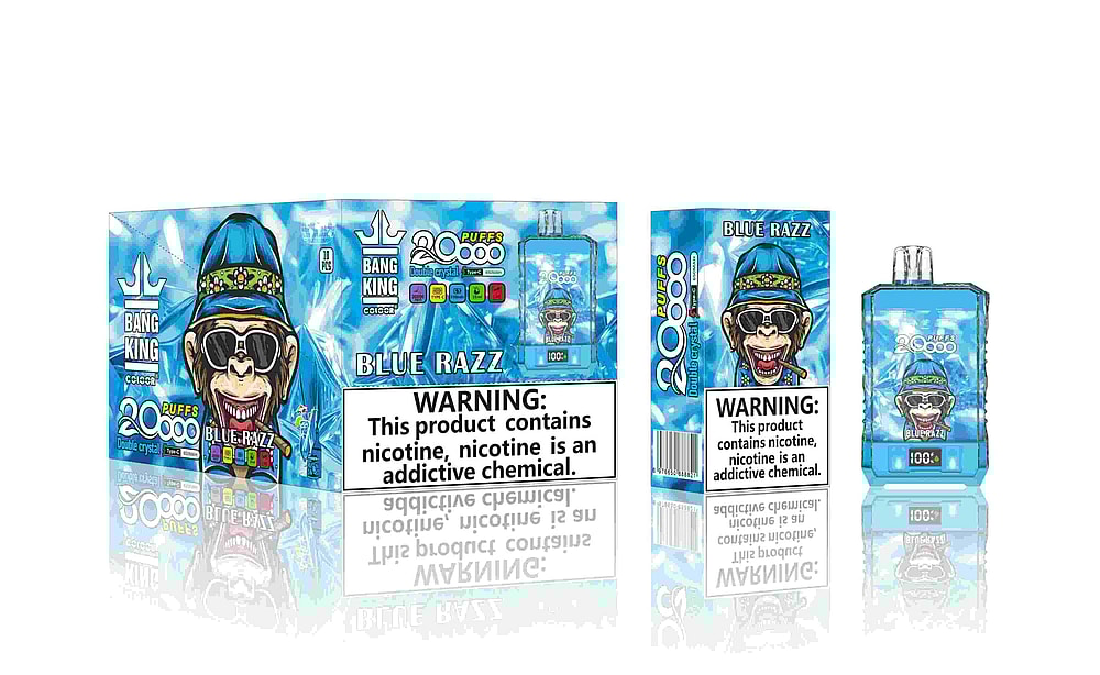 Embalaje para el vaporizador Bang King Blue Razz con 20.000 bocanadas, que presenta un mono de dibujos animados con gafas de sol y un sombrero azul, y una destacada etiqueta de advertencia de nicotina.