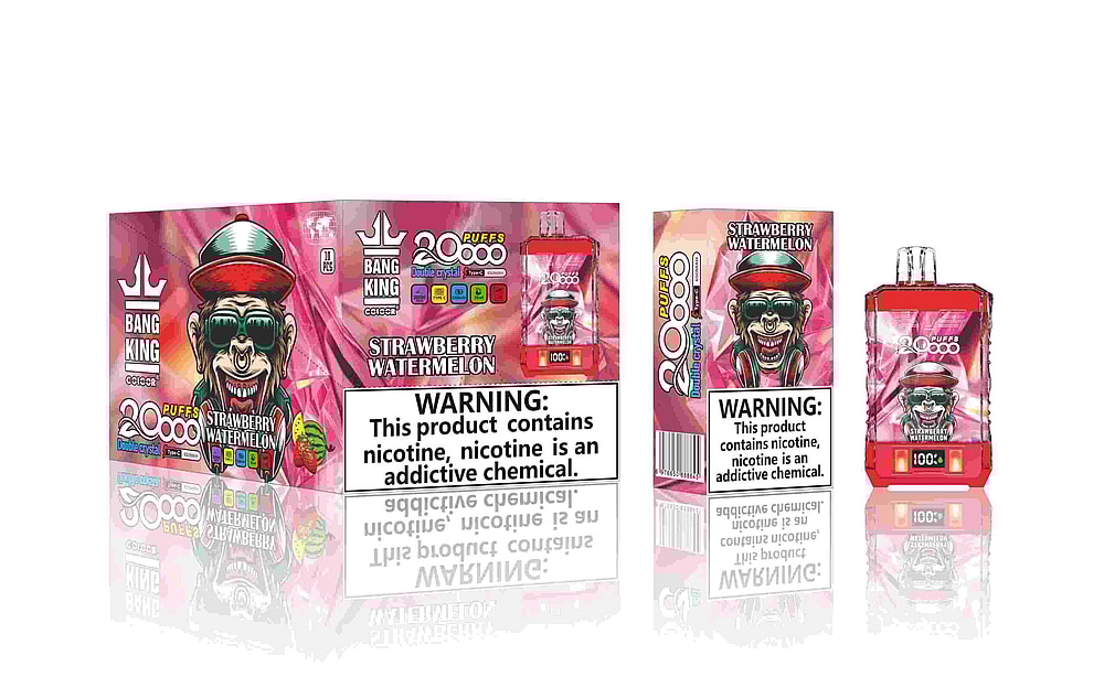 Un colorido empaque para un producto de vapeo con la etiqueta "Bang King Strawberry Watermelon", en el que aparece un personaje de dibujos animados con un sombrero rojo y gafas de sol, y con advertencias sobre la adicción a la nicotina en un lugar destacado. El paquete indica que contiene 20.000 caladas.