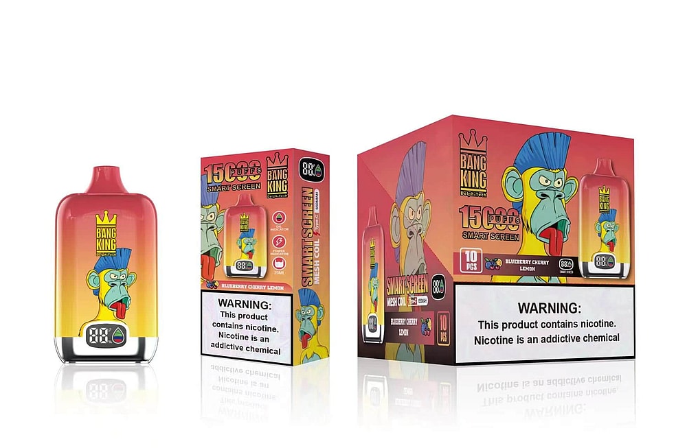 Un dispositivo de vapeo colorido y un empaque que presenta un mono de dibujos animados azul con una corona y una lengua que sobresale. El vaporizador tiene un degradado de rojo a amarillo con la marca "Bang King" y un contador de caladas digital que muestra "88". El empaque destaca 15,000 caladas, sabor a arándano, cereza y limón y advertencias sobre la nicotina.