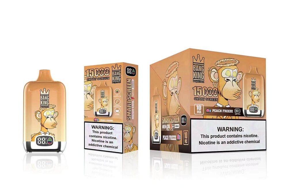 Ein Einweg-Vape-Gerät samt Verpackung der Marke „Bang King“. Es zeigt einen Comic-Affen mit Krone und wirbt für 15.000 Züge und den Geschmack „Peach Freeze“. Ein Warnhinweis weist darauf hin, dass das Produkt Nikotin enthält.