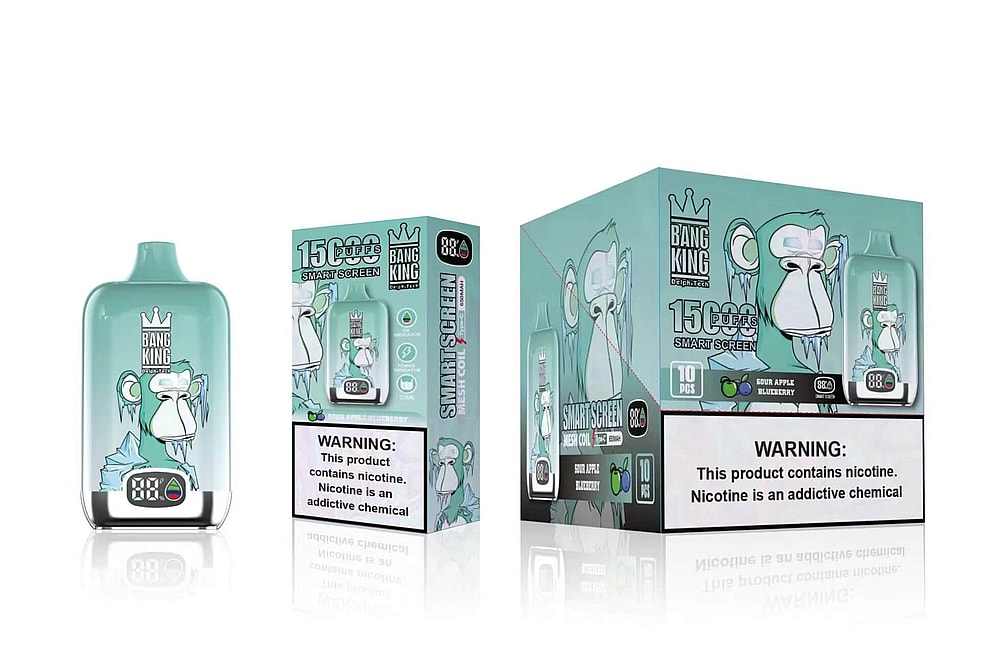 Dispositivo de vapeo Bang King y empaque que presenta un gorila de dibujos animados con una corona, etiquetado con "15,000 bocanadas", sabor "Manzana agria y arándano" y advertencia de nicotina.
