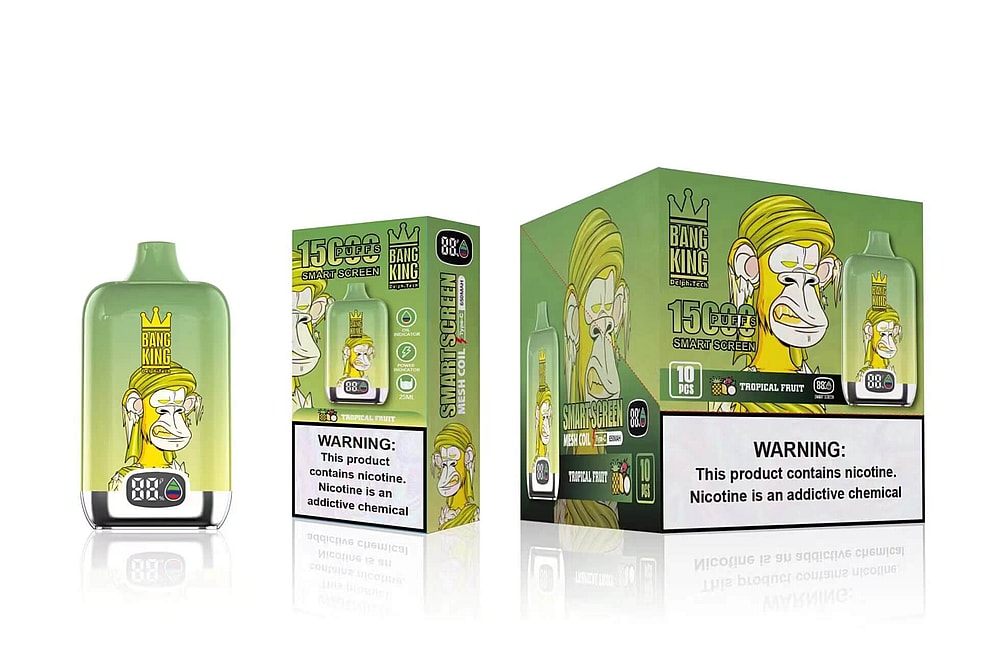 Un dispositivo de vapeo verde y amarillo con una pantalla digital que muestra "88" y un gráfico de un mono con una corona, junto a un empaque que dice "Bang King" y "15,000 bocanadas".