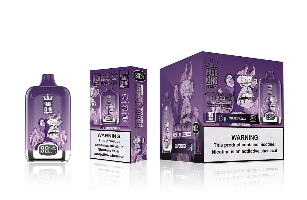 Dispositivo de vapeo desechable de color morado y empaque que presenta un simio de dibujos animados con la etiqueta "Bang King" y el sabor "Grape Freeze", que ofrece 15.000 bocanadas y una concentración de nicotina de 88%.