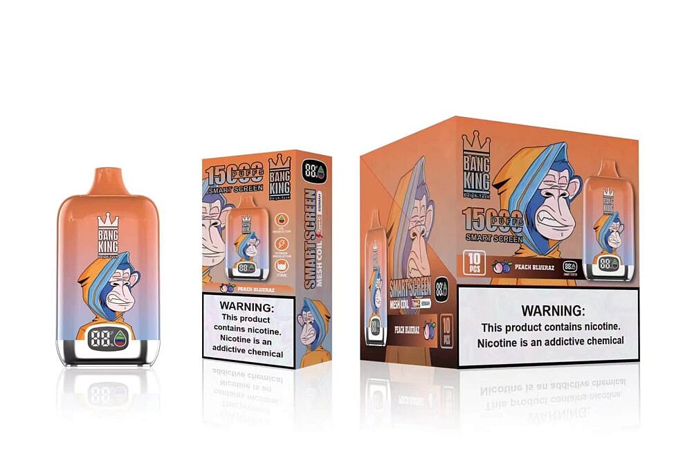 Ein orange-blaues Dampfgerät mit einer Affenillustration, der Aufschrift „Bang King“ und „15.000 Züge Smart Screen“. Auf der Verpackung sind die Geschmacksrichtung „Peach Blueraz“, die Nikotinstärke „8%“ und eine Mesh-Coil hervorgehoben. Ein Warnhinweis zur Nikotinsucht ist ebenfalls vorhanden.