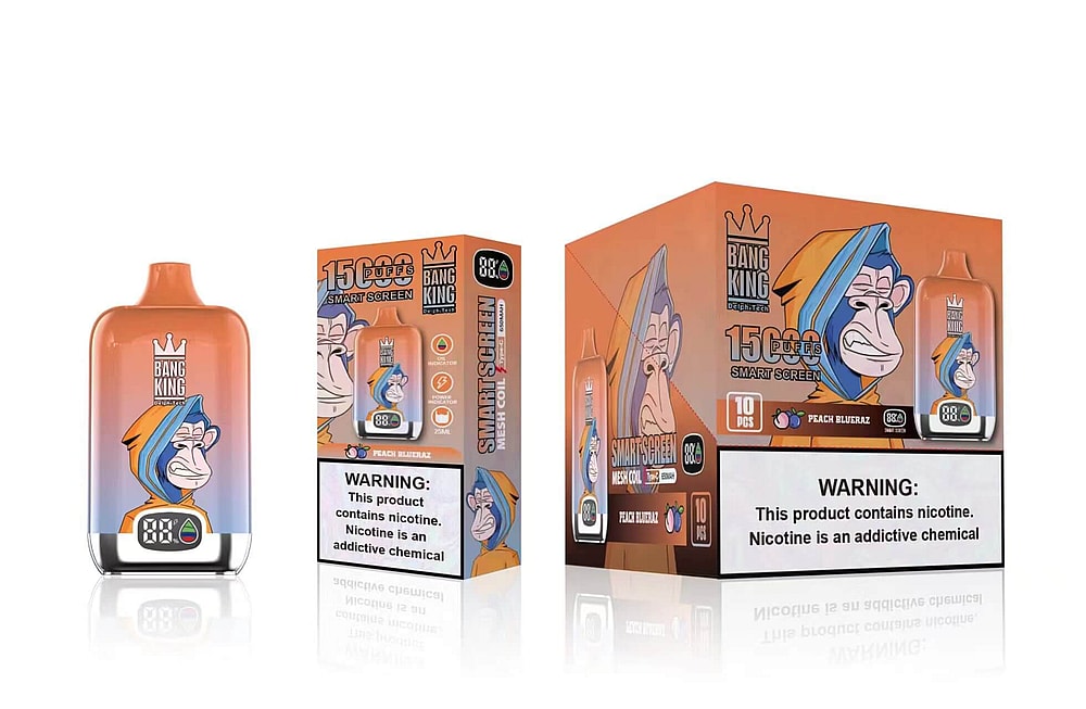 Dispositivo de vapeo naranja y azul con una ilustración de un mono, etiquetado como "Bang King" y "15,000 puffs Smart Screen". El empaque destaca el sabor "Peach Blueraz", la concentración de nicotina "8%" y una resistencia de malla. Se muestra un texto de advertencia sobre la adicción a la nicotina.