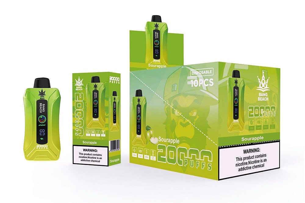 Ein grünes Einweg-Vape-Gerät „Bang Beach“ mit 20.000 Zügen und saurem Apfelgeschmack, das neben seiner Verpackung und einer Werbebox mit einem Warnhinweis zur Nikotinsucht präsentiert wird.
