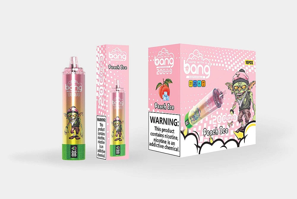 Embalaje de un producto de vapeo desechable etiquetado como "Bang Blaze Peach Ice", que presenta un dispositivo colorido y un personaje de dibujos animados de duende, con un destacado mensaje de advertencia sobre la nicotina.