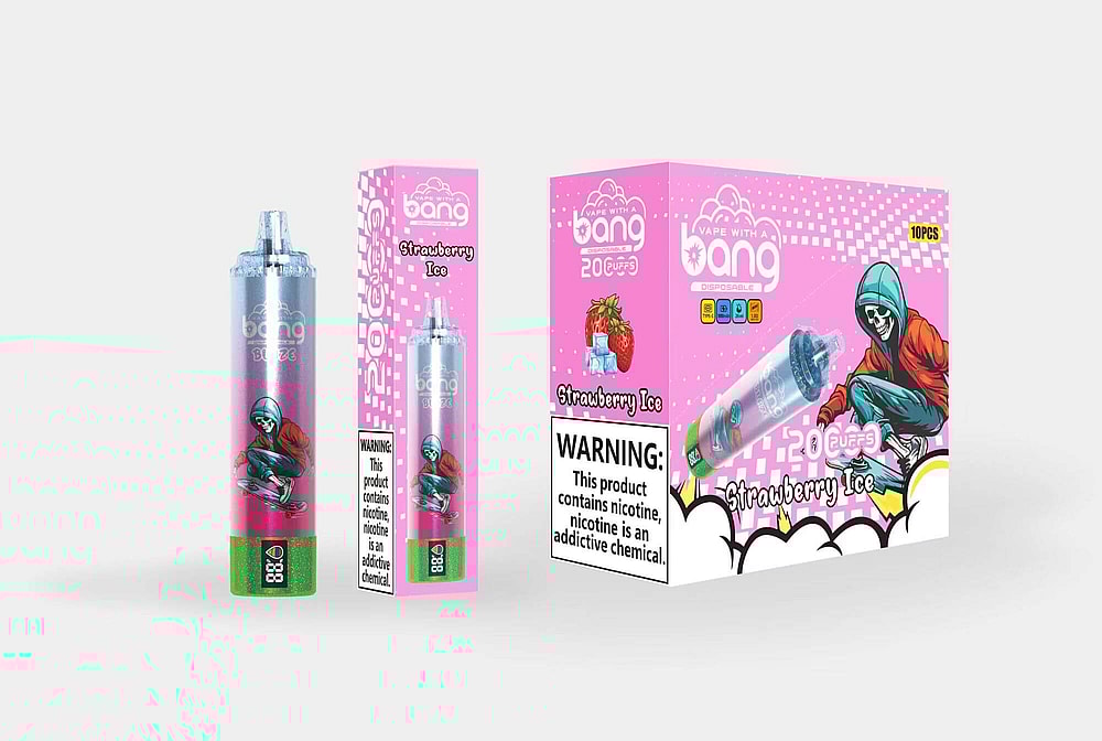 Embalaje para vaporizador desechable Bang con sabor a fresa helada, que incluye un vaporizador de color degradado con una figura de esqueleto en una patineta, diseños de cajas rosas con imágenes de fresas y hielo y una etiqueta de advertencia de nicotina.