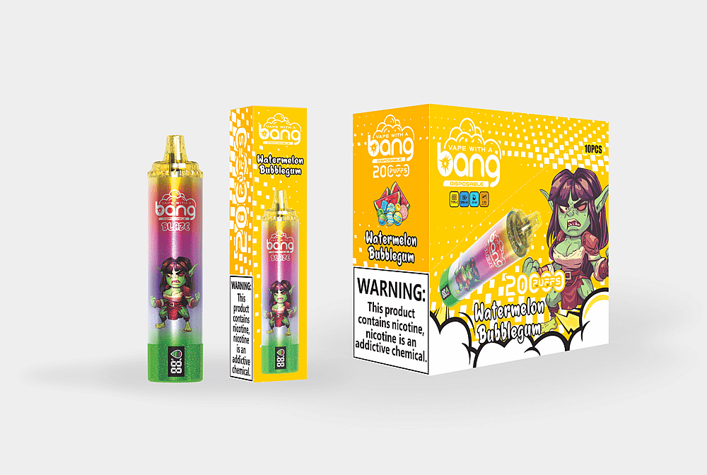Diseño de empaque para el vaporizador desechable Watermelon Bubblegum "Bang Blaze", que presenta un vaporizador vibrante con un personaje de duende verde y una caja amarilla llamativa que muestra detalles del sabor, advertencias e ilustraciones.
