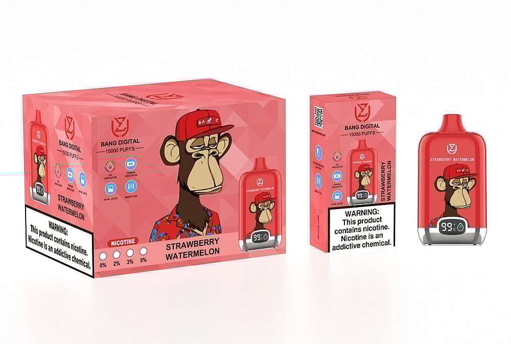 Confezione per un dispositivo per svapare "Bang Digital" raffigurante uno svapo rosso con l'illustrazione di una scimmia annoiata che indossa un cappello rosso, etichettata "Fragola e anguria", che offre 15.000 boccate e un'avvertenza sulla nicotina.