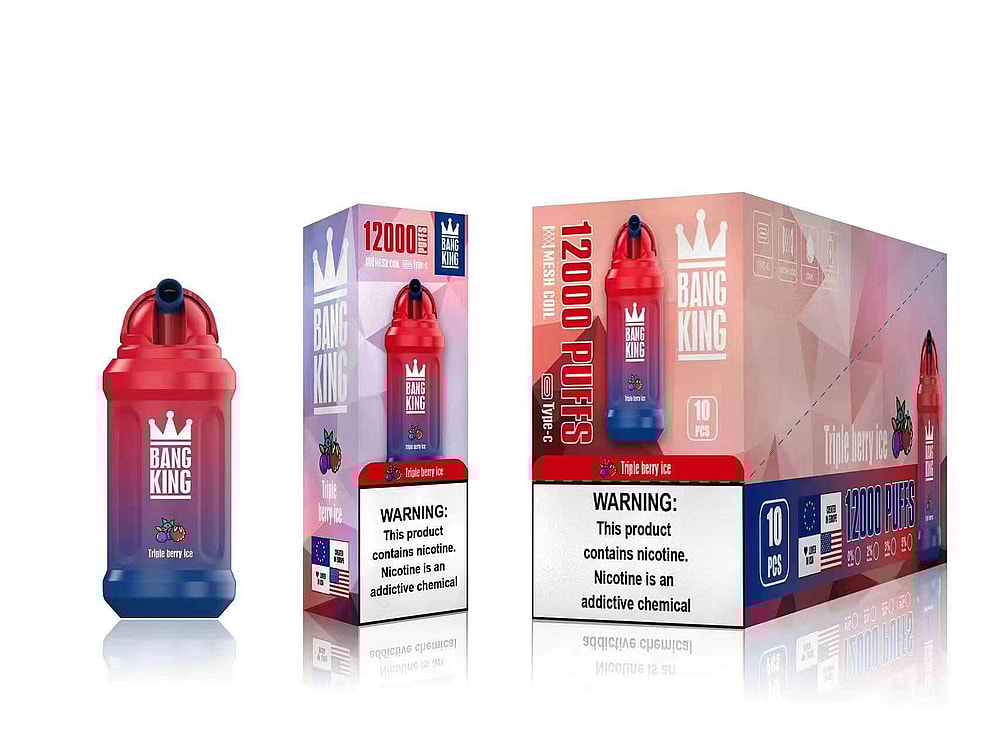 Dispositivo per svapare Bang King nel gusto "Triple Berry Ice", dotato di 12.000 boccate, bobina a rete e ricarica Type-C, esposto insieme alla confezione.