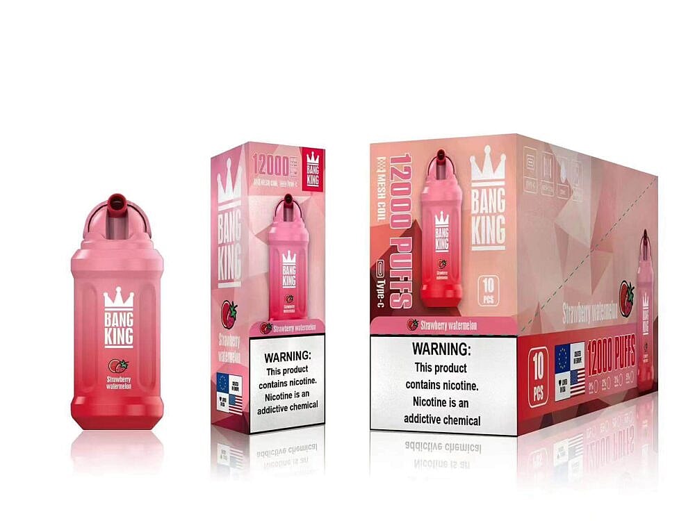 Ein rosafarbenes Einweg-Vape-Gerät und seine Verpackung mit der Marke „Bang King“ und Erdbeer-Wassermelonen-Geschmack, das 12.000 Züge ermöglicht, sowie einem Warnhinweis zu Nikotin.