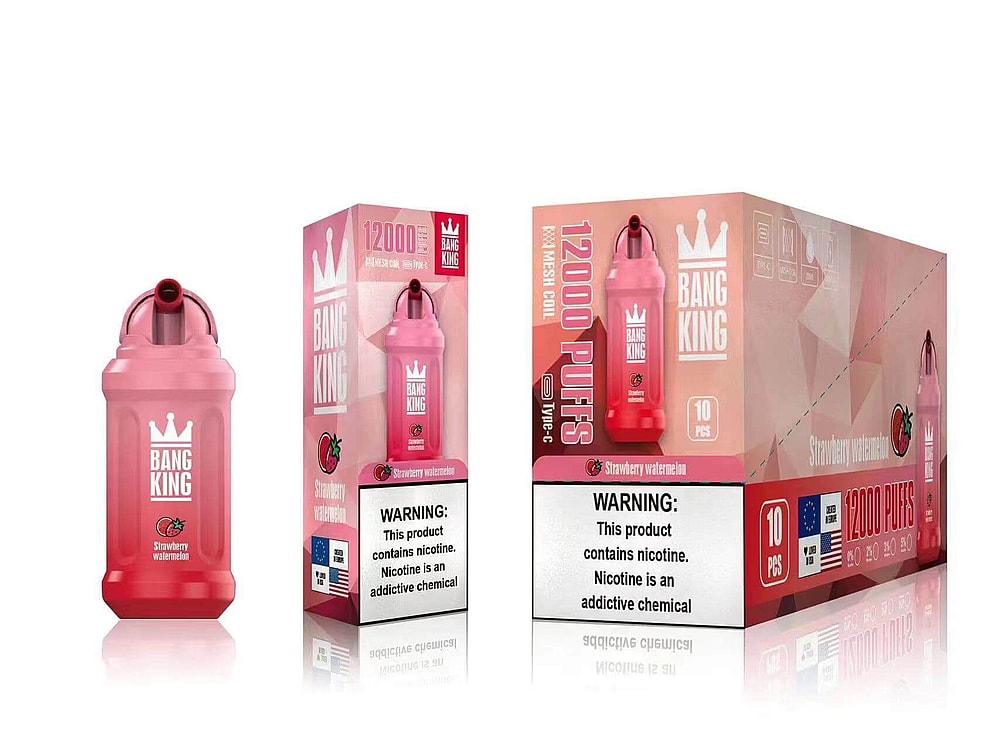 Un dispositivo per svapare usa e getta rosa e sulla sua confezione è presente il marchio "Bang King" al gusto di fragola e anguria, in grado di effettuare 12.000 boccate, insieme a un'etichetta di avvertenza sulla nicotina.