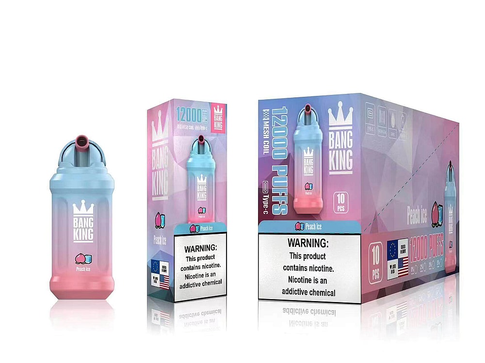 Una sigaretta elettronica usa e getta sfumata blu e rosa con l'etichetta "Bang King Peach Ice", accanto alla confezione che riporta la dicitura "12.000 boccate" e un avviso sulla nicotina.