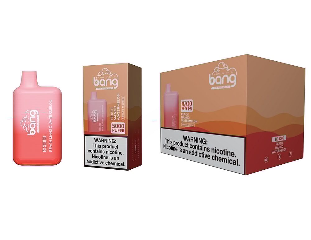 Dispositivo per svapo monouso Bang BC5000 al gusto di pesca, mango e anguria, capacità di 5000 boccate e confezione con avvertenza sulla dipendenza da nicotina.