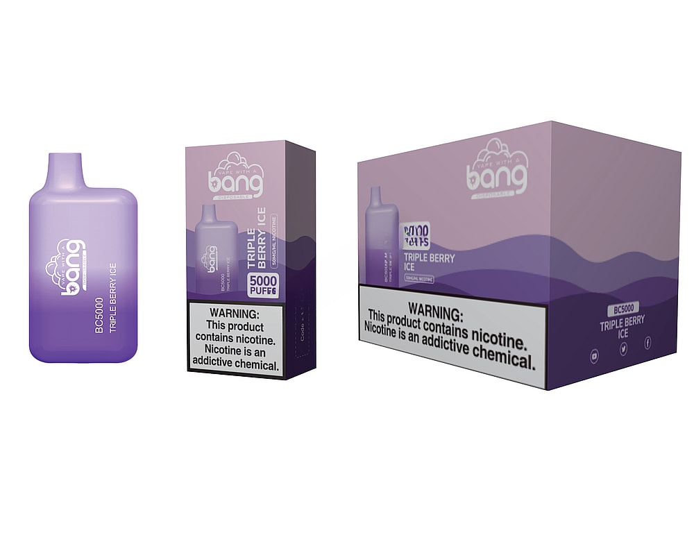 Un dispositivo per svapare usa e getta viola con l'etichetta "Bang BC5000 Triple Berry Ice" accanto alla confezione corrispondente, che include un'avvertenza che la nicotina è una sostanza chimica che crea dipendenza.