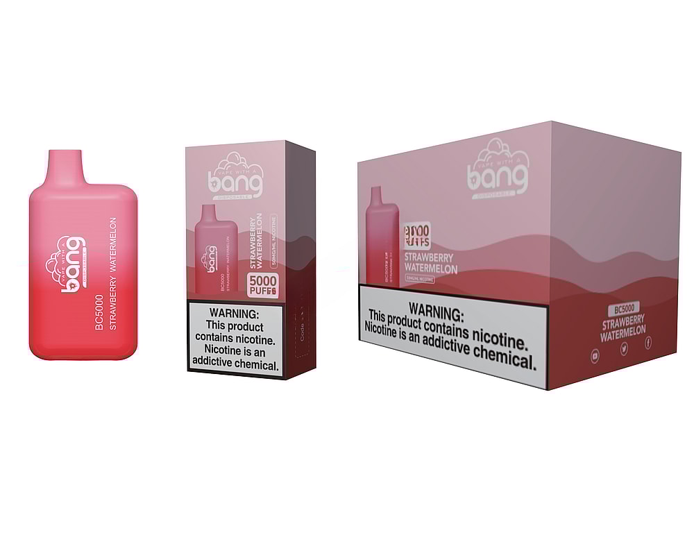 Un dispositivo per svapare rosa con l'etichetta "Bang BC5000 Strawberry Watermelon" accanto alla confezione abbinata, che riporta anche il sapore e la dicitura "5000 PUFFS". La confezione include un'avvertenza sulla nicotina.