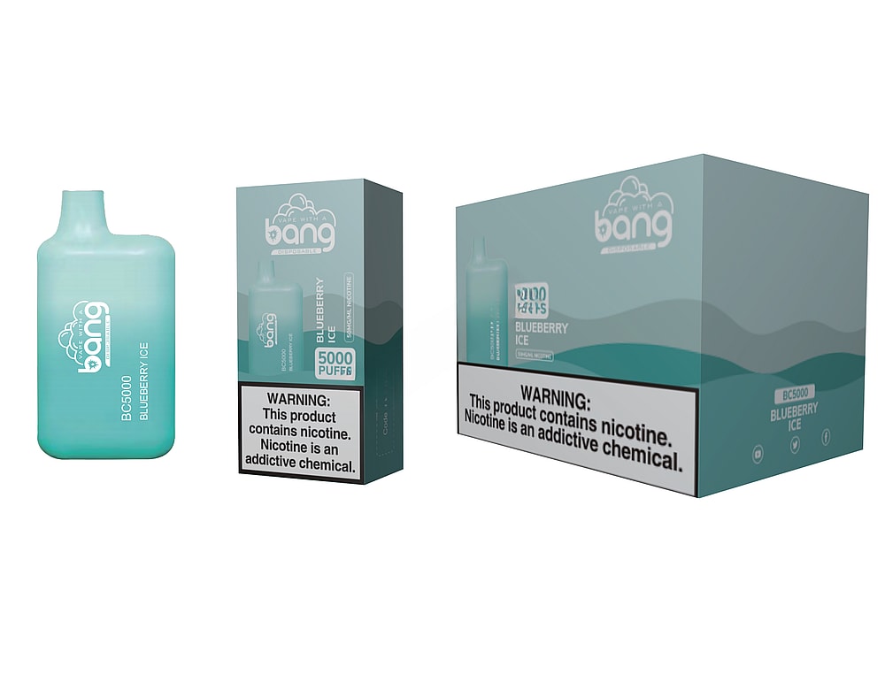 Sigaretta elettronica usa e getta Bang BC5000 Blueberry Ice con 5000 boccate, esposta accanto alla confezione, con un'etichetta di avvertenza che la nicotina è una sostanza chimica che crea dipendenza.