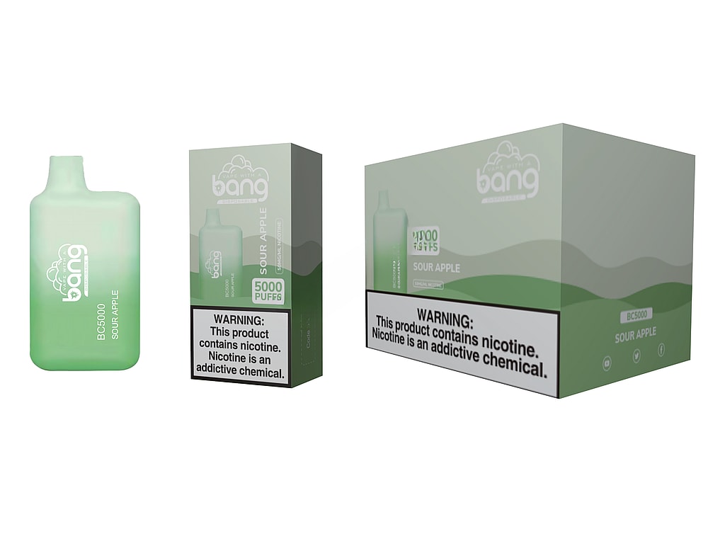 Un dispositivo per svapare Bang BC5000 Sour Apple verde accanto alla sua confezione e alla scatola, con un'etichetta di avvertenza sulla nicotina.