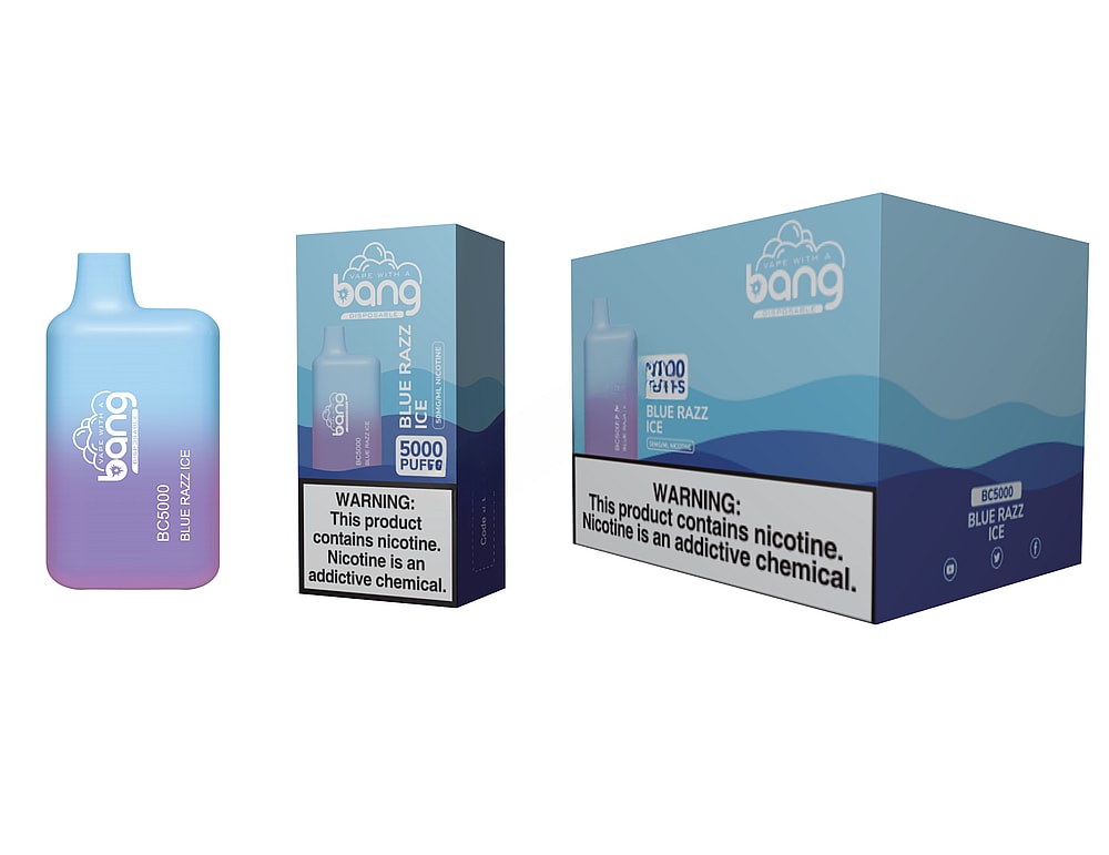 Dispositivo per svapare Bang BC5000 Blue Razz Ice e confezione con un'etichetta di avvertenza che indica che il prodotto contiene nicotina, una sostanza chimica che crea dipendenza.