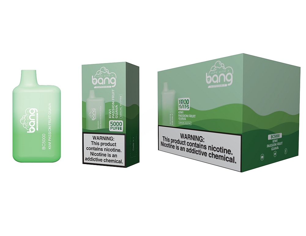 Un dispositivo per svapare verde con l'etichetta "Bang BC5000 Kiwi Passion Fruit Guava" accanto alla sua confezione abbinata, che mostra lo stesso marchio e un'avvertenza sulla nicotina.