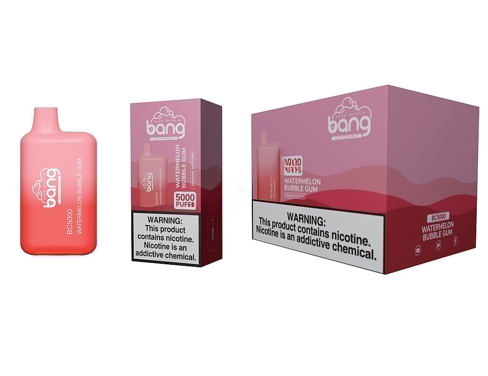 Una sigaretta elettronica usa e getta rosa con l'etichetta "Bang BC5000 Watermelon Bubble Gum" accanto alla confezione e una scatola espositiva più grande, entrambe con lo stesso design e un'avvertenza sulla nicotina.