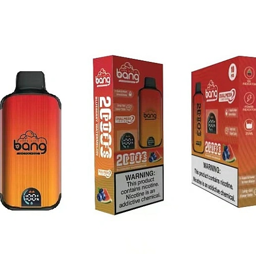 Confezione per sigaretta elettronica monouso Bang con dispositivo sfumato dall'arancione al rosso con l'etichetta "Bang" con "2 tiri" e aroma "Blueberry Watermelon", insieme ad avvertenze sulla dipendenza da nicotina.