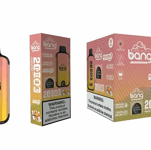 Um dispositivo vape descartável da marca Bang com sabor de gelo de pêssego e sua embalagem, apresentando um design gradiente rosa e amarelo e rótulos de advertência de saúde.