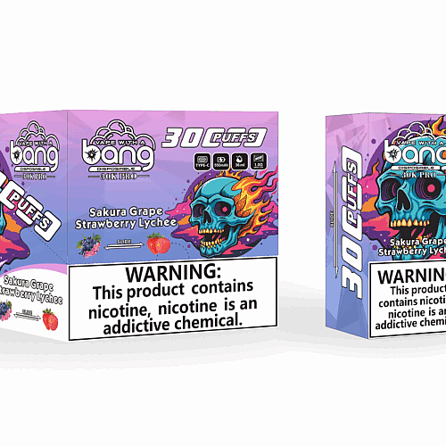 A embalagem descartável do vape Bang 30K Pro apresenta uma caveira azul flamejante, informações sobre o produto e um rótulo de advertência com os dizeres: "Este produto contém nicotina, uma substância química que causa dependência". O sabor listado é Sakura Grape Strawberry Lychee.
