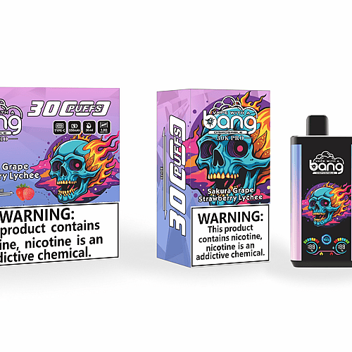 Confezione per vaporizzatore monouso Bang 30K Pro raffigurante un teschio blu fiammeggiante, informazioni sul prodotto e un'etichetta di avvertenza che afferma: "Questo prodotto contiene nicotina, una sostanza chimica che crea dipendenza". Il gusto elencato è Sakura Grape Strawberry Lychee.