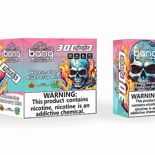 Embalagem de um dispositivo de vaporização descartável com um desenho de caveira flamejante com o texto "30 Puffs" e o rótulo de sabor "Melancia, Mirtilo e Hortelã", além de um aviso sobre nicotina.