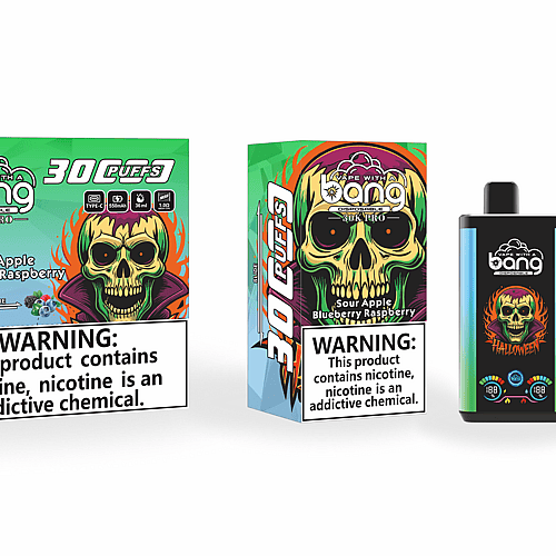 Confezione per vaporizzatore monouso Bang con design a teschio a tema Halloween con testo che indica 30 tiri e un sapore di Sour Apple Blueberry Raspberry. Etichetta di avvertenza sulla dipendenza da nicotina ben visibile.